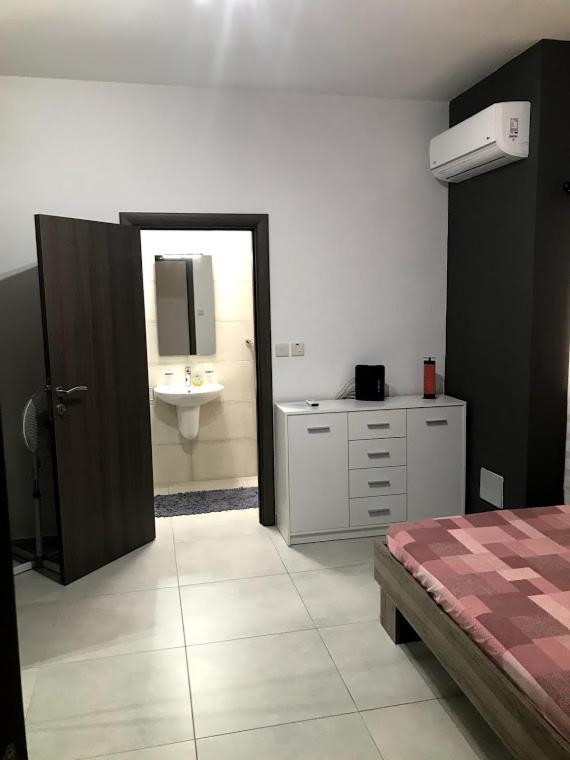 Luqa Apartment - 5 Mins From Airport Dış mekan fotoğraf